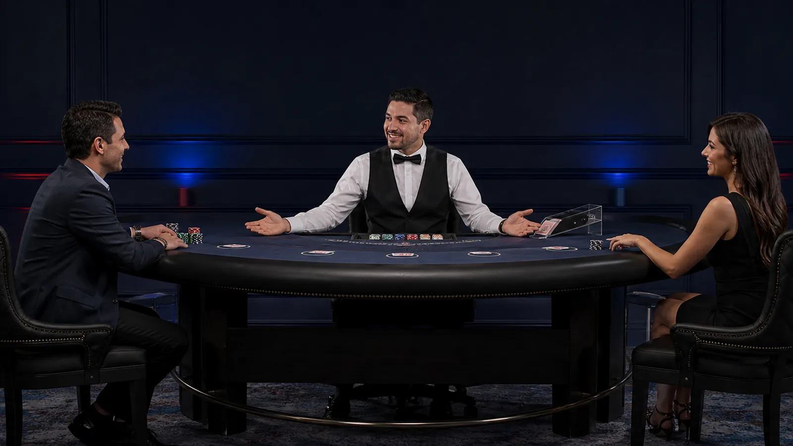 Crupier chileno adulto recibe jugadores en una mesa en vivo