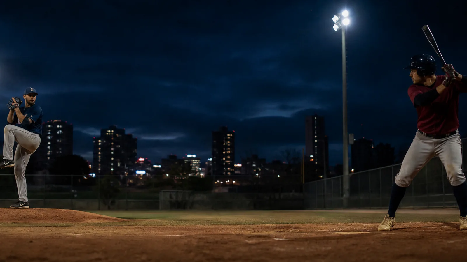 Lanzador y bateador chilenos adultos antes de una jugada de béisbol